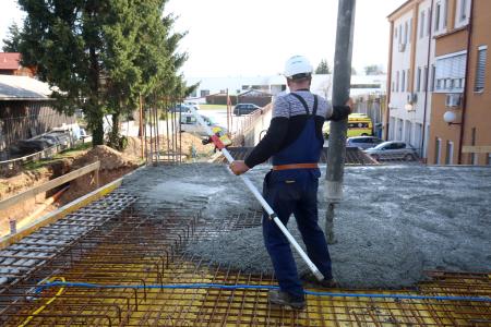 BETONIRANJE PLOŠČE PRIZIDKA PRI ZD CERKNICA 02 FOTO LJUBO VUKELIČ